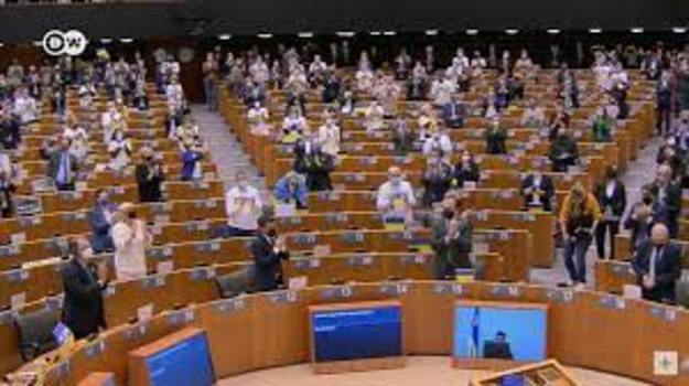 Европейский парламент подавляющим большинством голосов утвердил резолюцию, рекомендующую государствам-членам ЕС работать над предоставлением Украине статуса кандидата на вступление.