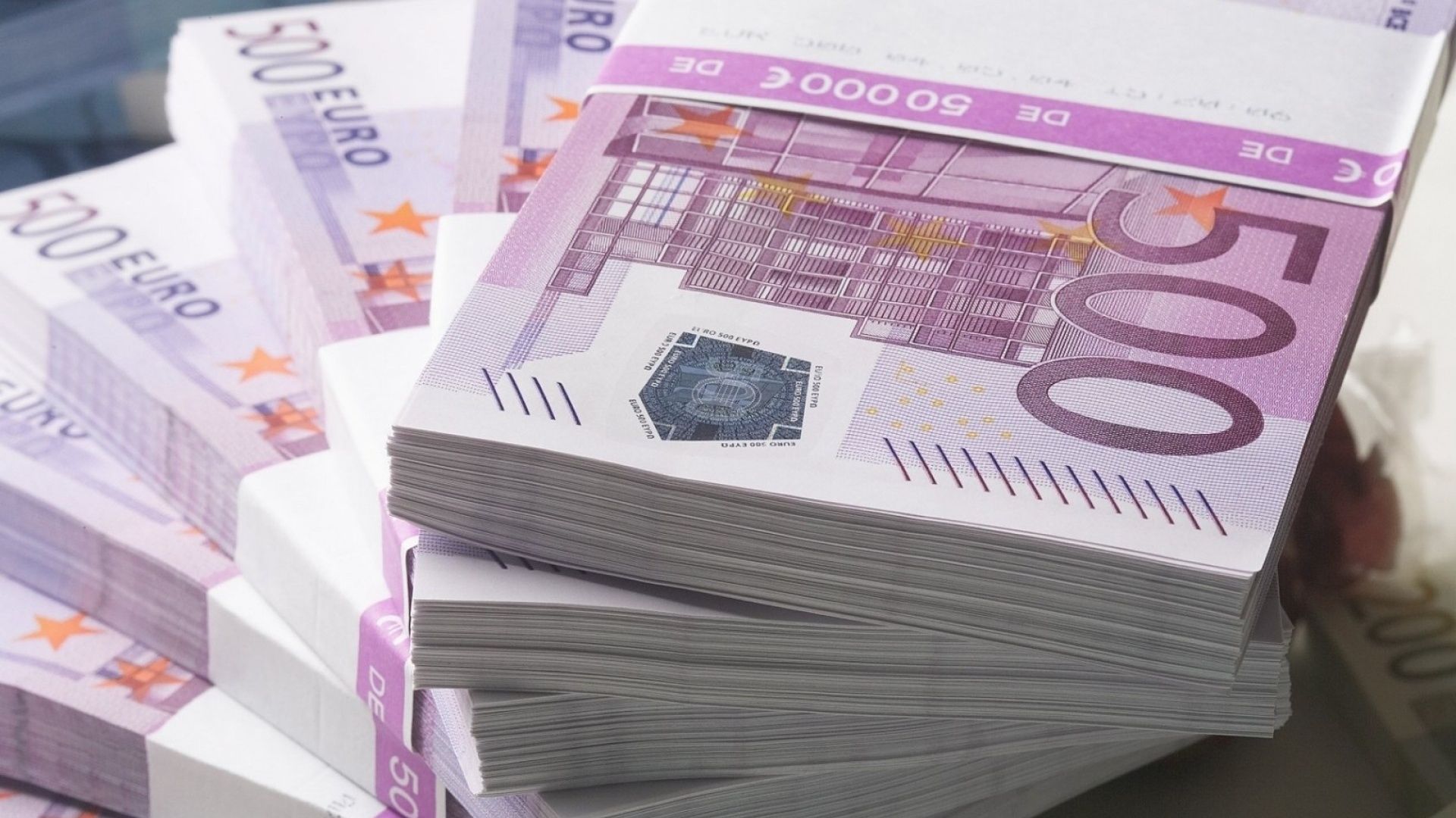 Евросоюз запретил продавать, поставлять, передавать и экспортировать в Россию банкноты евро.