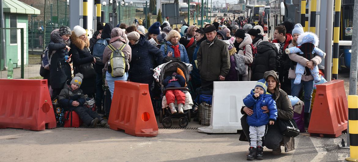 За тиждень війни понад 1 млн біженців покинули Україну і шукають порятунку в інших країнах — Польщі, Угорщині, Молдові, Румунії, Словаччині і ін.