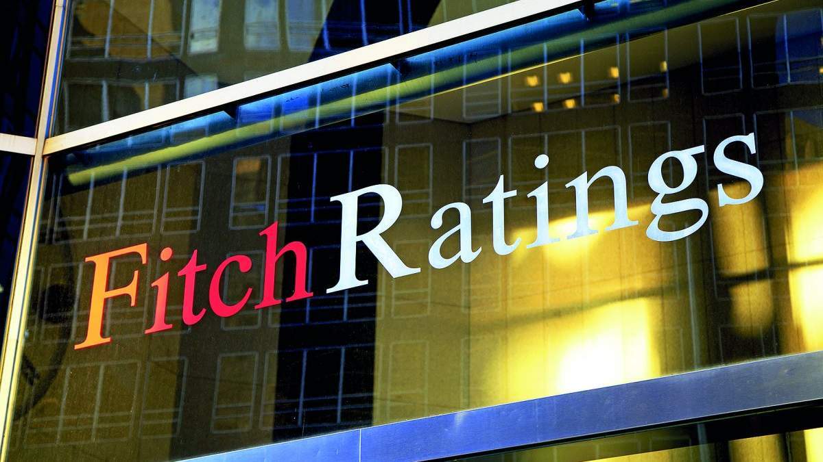 Международное рейтинговое агентство Fitch снизило рейтинги 32 российских банков, 26 компаний и более 20 региональных органов власти из-за войны против Украины.