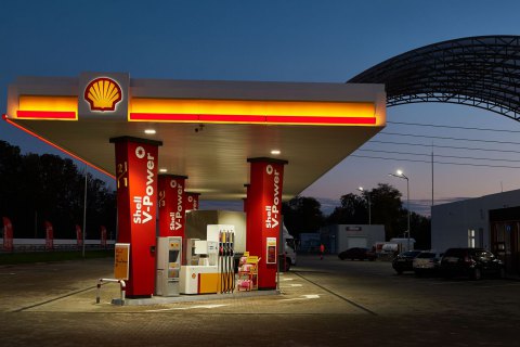 Нефтяной гигант Royal Dutch Shell продолжает покупать российскую нефть, но будет вкладывать доходы от ее продаж в фонд гуманитарной помощи Украине.