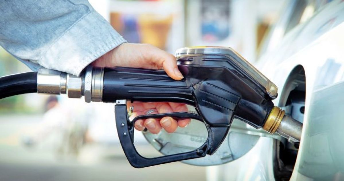 Середня вартість бензинів в березні становитиме 33,79 грн за літр, дизпалива — 30,92 грн за літр.