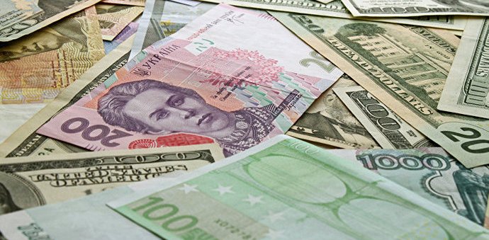 Нацбанк разрешил украинским банкам выкупать у иностранных финансовых учреждений наличную гривну за безналичную иностранную валюту в объеме до эквивалента €1 млн в сутки.