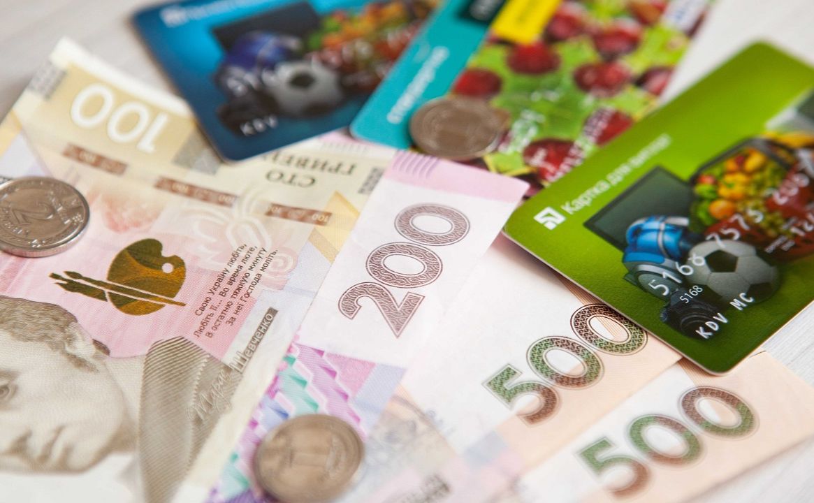 Нацбанк рекомендує українцям, які мають намір евакуюватися за кордон, не вивозити із собою готівкову гривню.