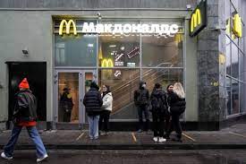 McDonald's очікує, що закриття його мережі швидкого харчування в Росії коштуватиме гіганту близько $50 мільйонів доларів на місяць або приблизно від 5 до 6 центів за акцію, доки він знову не відкриє свої ресторани.