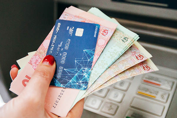 С начала военных действий в Украине клиенты Приватбанка получили через кассы торговых точек более 1 млрд грн наличных благодаря сервису «Наличные на кассе».