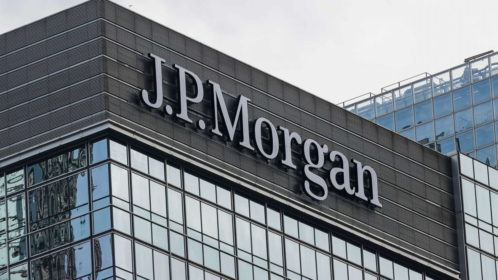 Крупнейший банк США JPMorgan сворачивает свою деятельность на территории России из-за ее агрессии против Украины.