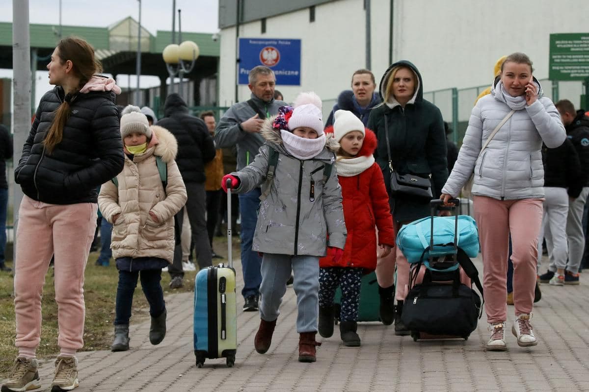 Польский Сейм принял спецзакон, в котором упрощает доступ украинским беженцам к рынку труда.