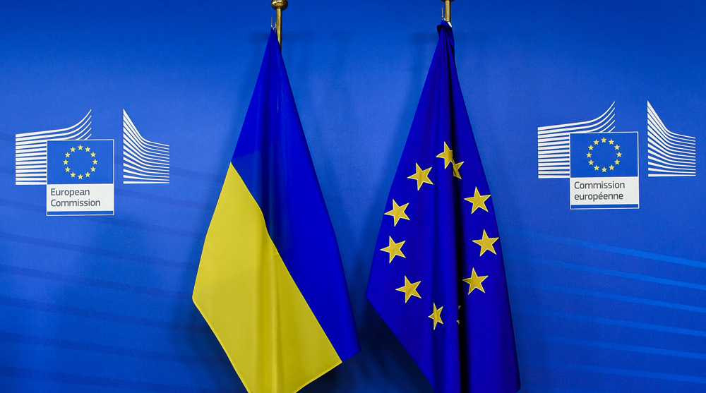 Европейская комиссия выплатила Украине 300 миллионов евро экстренной макрофинансовой помощи, сообщила президент Европейской комиссии Урсула фон дер Ляен в Twitter, пишет «Европейская правда».