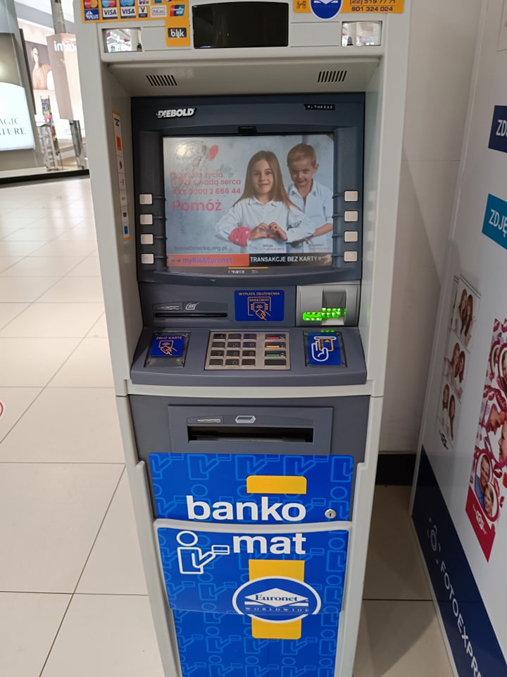 Вчера вечером (11 марта) с гривневой карты «Для выплат» Приватбанка системы Visa через банкомат сети Euronet в Варшаве было снято 200 польских злотых.