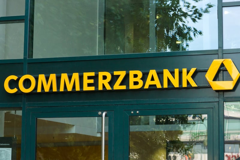 Немецкий Commerzbank присоединяется к конкуренту Deutsche Bank и выходит с российского рынка под давлением санкций.