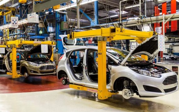 Украина поставляет в Европу жгуты электропроводов для автомобилей, но после нападения России возникли большие проблемы с логистикой, поэтому BMW и Volkswagen даже вынуждены остановить свои заводы по всей Европе.