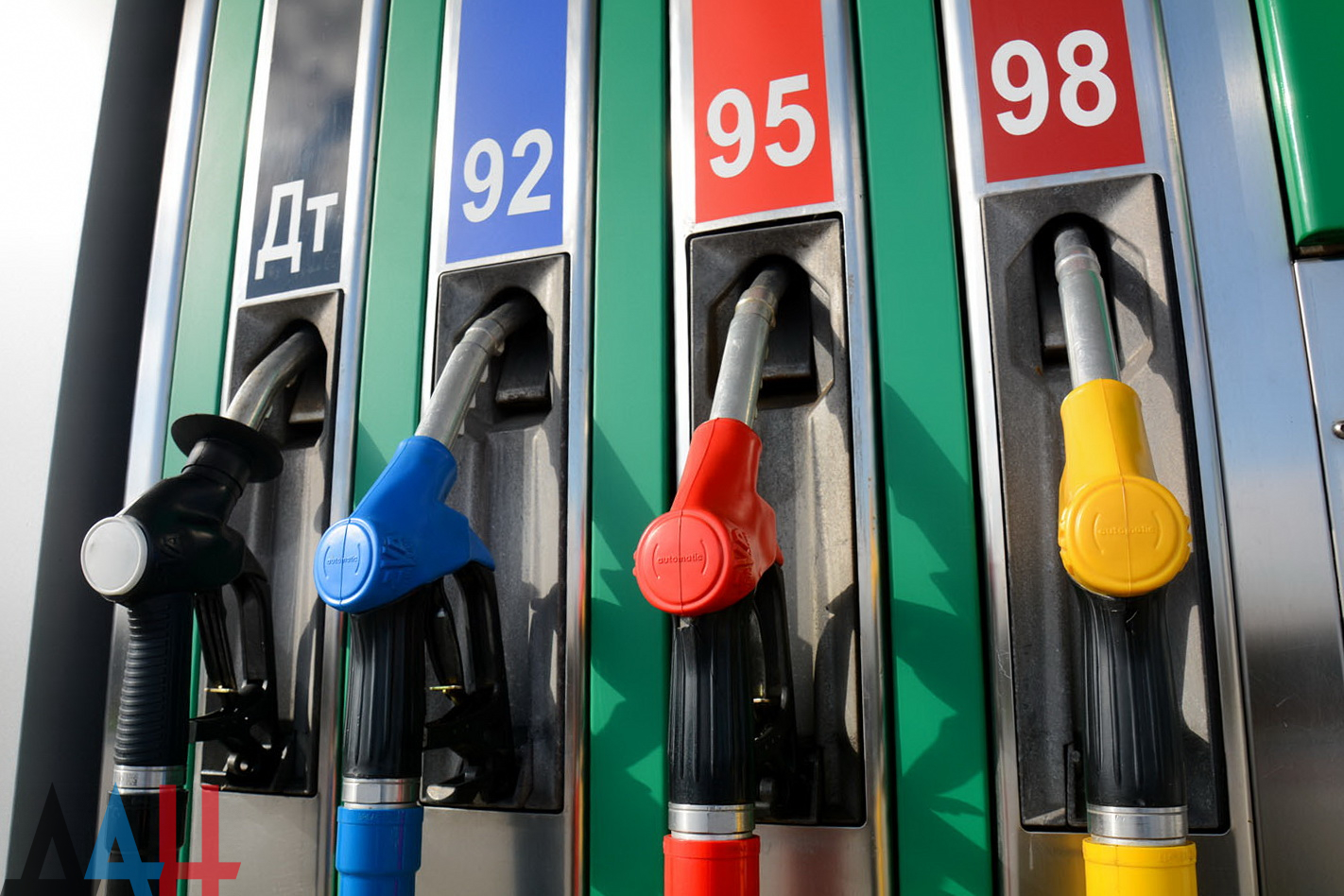 Ціни на АЗС: паливо подешевшало на 5-10 гривень за літр