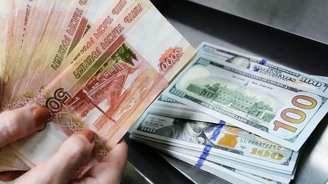 Паніка в Росії через санкції, які наклали на країну за вторгнення в Україну, призвела до рекордного зняття готівки з банків.