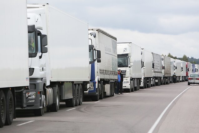Міністри транспорту країн Балтії та Польщі виступили із закликом до ЄС заборонити перевезення вантажів автомобільним транспортом до Росії та Білорусі, а також із цих країн, повідомляє Інтерфакс-Україна.