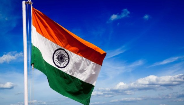 В Индии решили разрешить России инвестировать в долговые ценные бумаги индийских компаний, сообщает РБК.