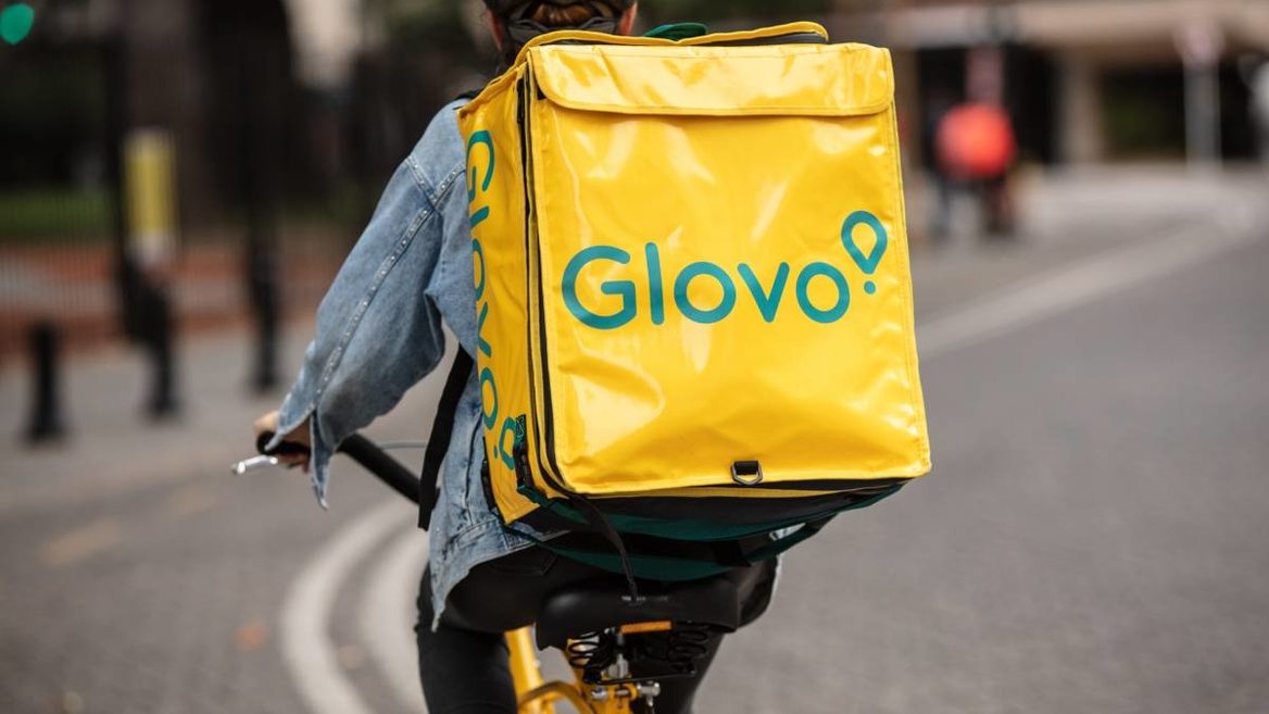 Сервис курьерской доставки Glovo вместе с компанией Mastercard объявили о совместной инициативе — в течение апреля доставка всех заказов в Киеве, Днепре и Одессе будет бесплатной.