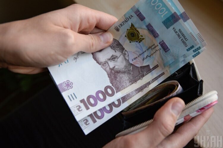Після початку війни доходи більшості громадян різко впали — багато бізнесів зупинилися або згорнули діяльність, люди втратили роботу і змушені витрачати свої заощадження.