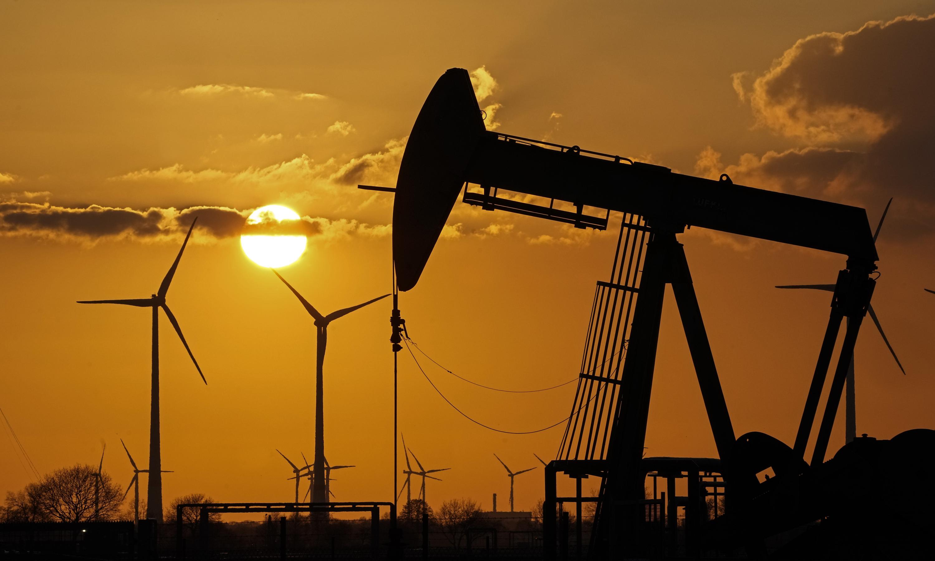 РФ ожидает падения добычи нефти на 17% уже в этом году - Reuters