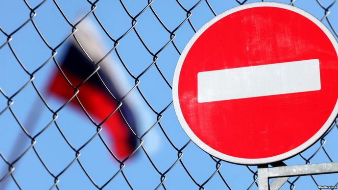 Євросоюз, який наступного тижня анонсує шостий пакет санкцій проти РФ, планує відрізати Сбєрбанк від системи SWIFT, а запропоноване нафтове ембарго почне повноцінно працювати з кінця року.