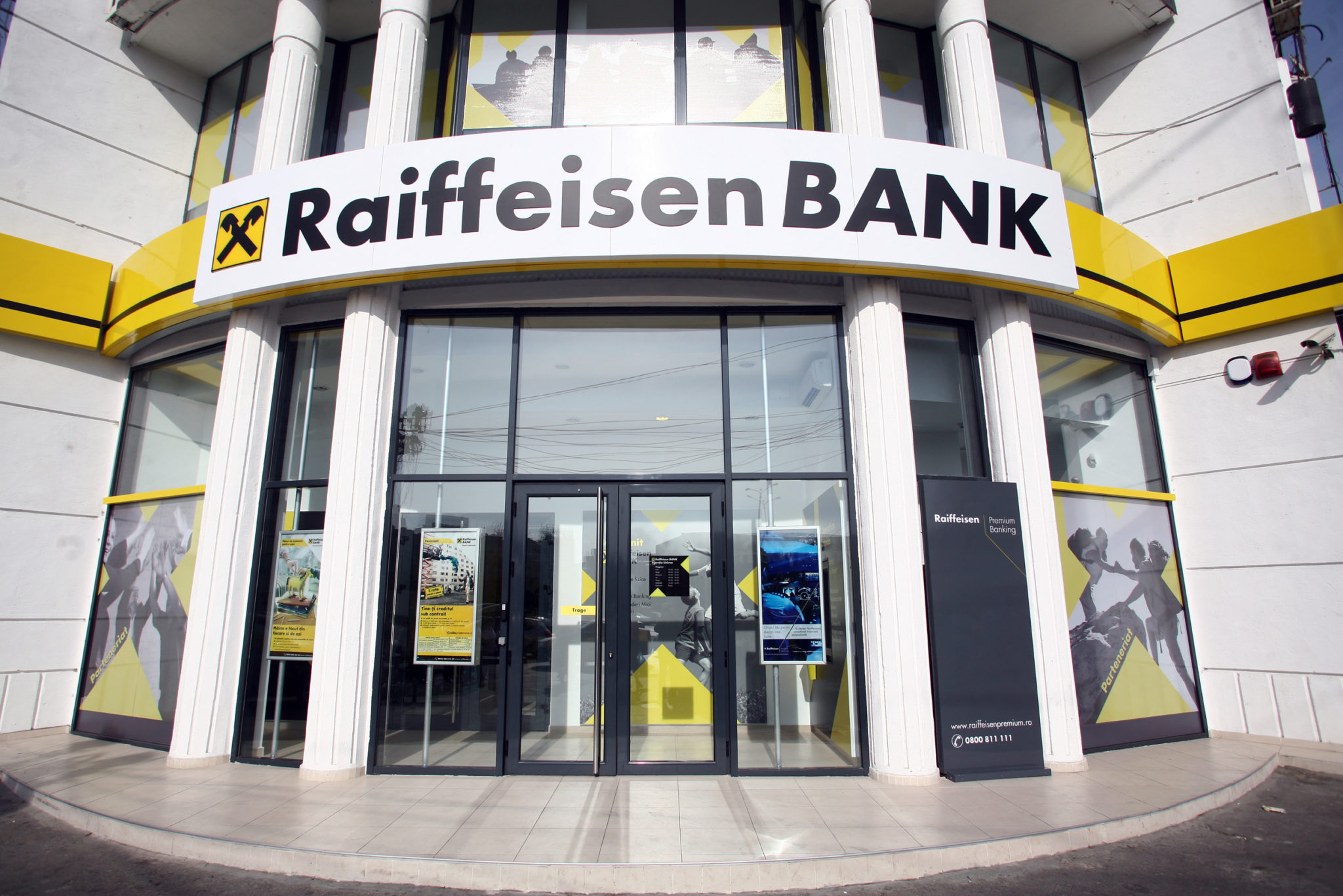 Австрійський Raiffeisen Bank International розглядає можливість продажу російського підрозділу як одну із опцій, група отримала незобов'язуючі пропозиції щодо зацікавленості у цьому активі.