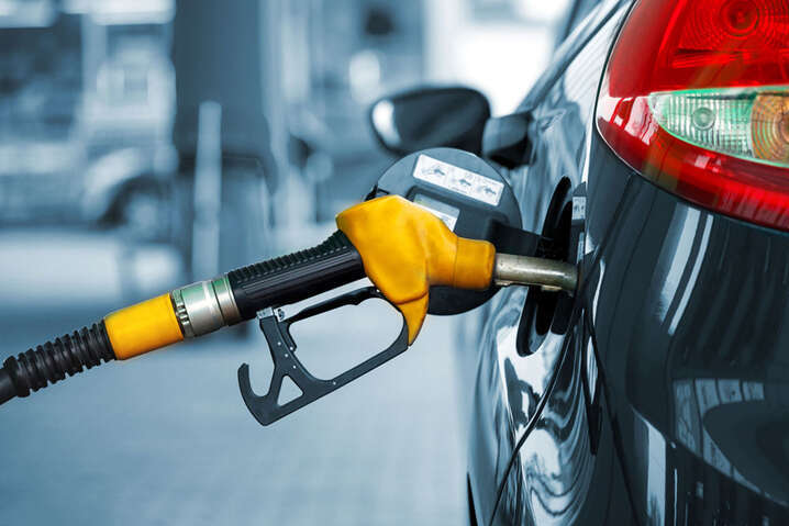 Министерство экономики обнародовало новые расчеты средней стоимости бензина и дизельного топлива, от которых АЗС могут устанавливать свою наценку.
