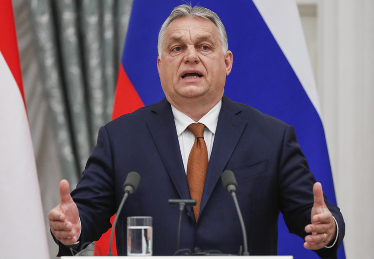 Угорщина продовжує блокувати запровадження нових санкцій Євросоюзу проти Росії, які передбачають поступову заборону на імпорт нафти.