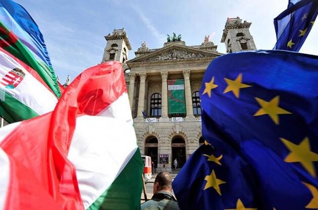 ЄС розглядає можливість грошової компенсації Угорщині за підтримку шостого пакету санкцій проти РФ, який передбачає поступову відмову від імпорту російської нафти.