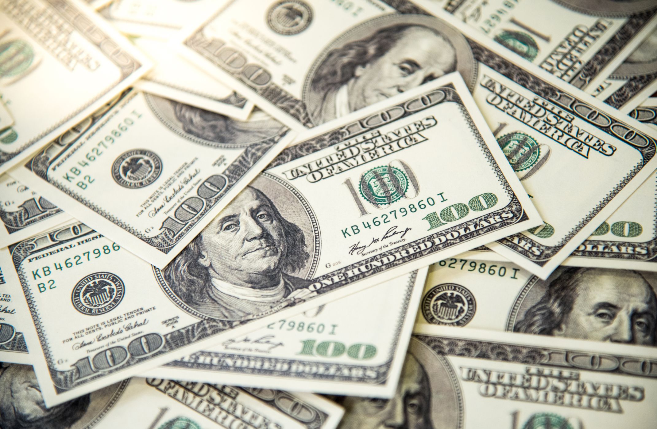 Валютные интервенции НБУ: регулятор сократил продажу валюты до $362 миллионов