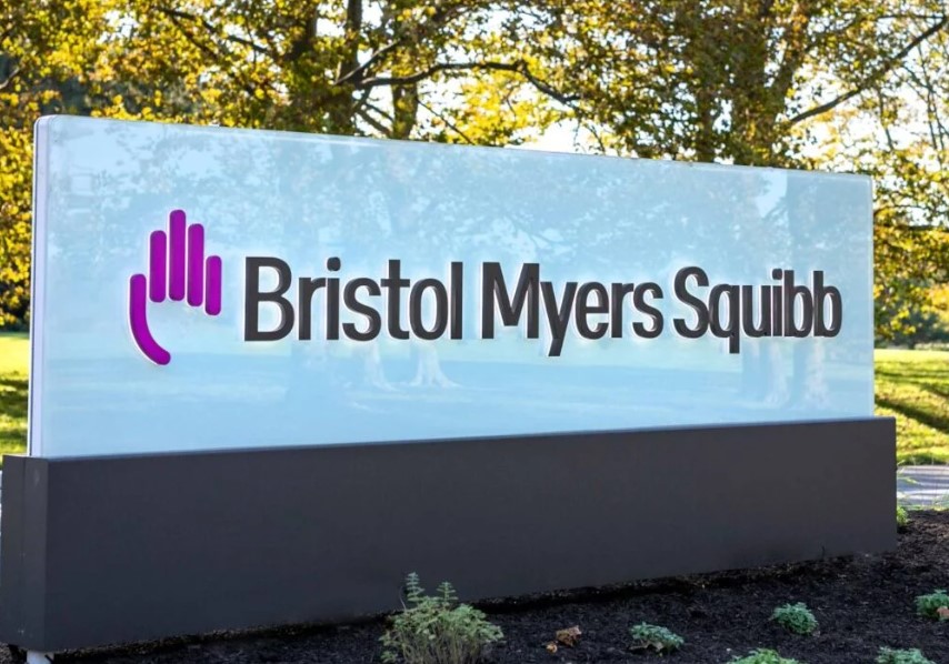 Американська фармацевтична компанія Bristol-Myers Squibb (BMS) 18 травня почала процес передачі російського бізнесу своєму партнеру у Центральній та Східній Європі — компанії Swixx BioPharma.
