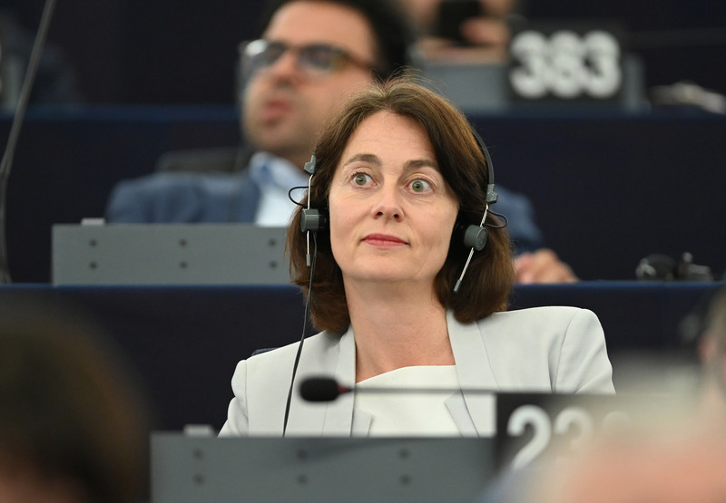 Віце-президент Європарламенту Катаріна Барлі назвала вимогу Будапешта про мільярдну допомогу в обмін на відмову від російської нафти «майже нахабним» з огляду на те, що «усі знають, куди підуть гроші», — пише DW.