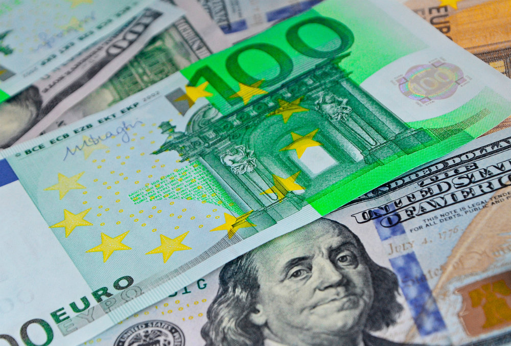 На готівковому ринку котирування гривні до долара становлять 35,60−36,50 грн.
