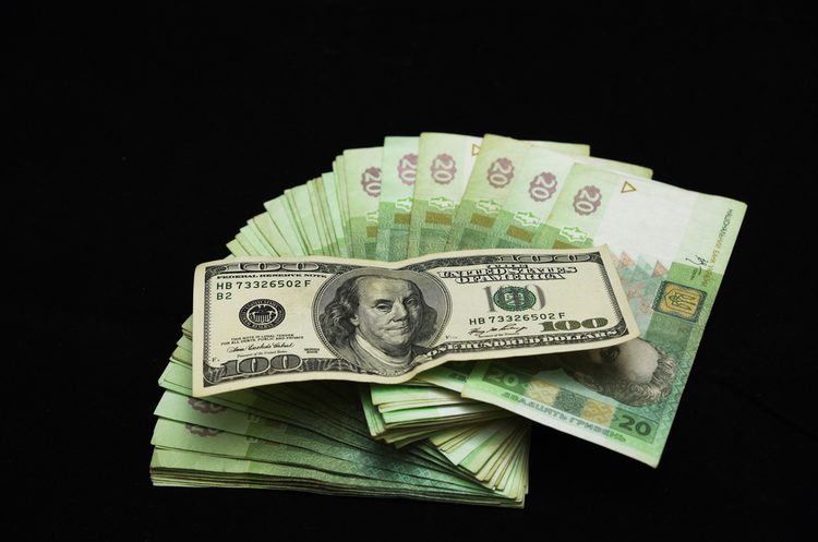Після скасування обмежень НБУ курс долара в обмінних пунктах впав з 38,0 до 35,5 гривень.