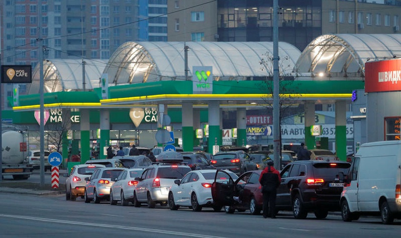 Из-за дефицита топлива в Украине стремительно вырос спрос на услуги доставки бензина домой.