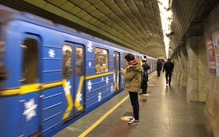 В киевском метрополитене интервал движения сокращен до 4−5 минут в пиковые часы, в межпиковые — до 8−10 минут.