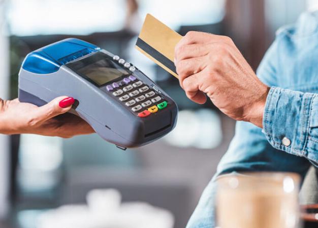 В мае по сравнению с апрелем украинцы стали больше покупать товары и услуги, оплачивая их банковскими карточками.