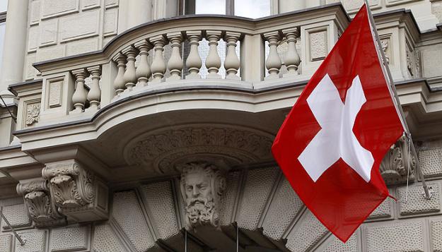 С 27 июня украинцы, выехавшие из-за войны в Швейцарию, смогут обменять наличную гривну на швейцарские франки в отдельных отделениях банков UBS Switzerland AG и Credit Suisse.