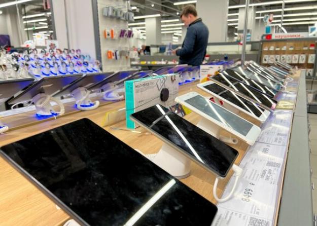 Российские магазины электроники Ozon и Связной начали продавать технику через так называемый параллельный импорт, то есть без разрешений правообладателей.