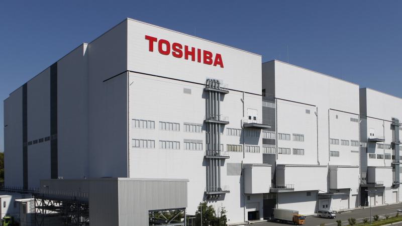 Toshiba заявила, что получила восемь первоначальных предложений по выкупу компании и два предложения о слиянии.