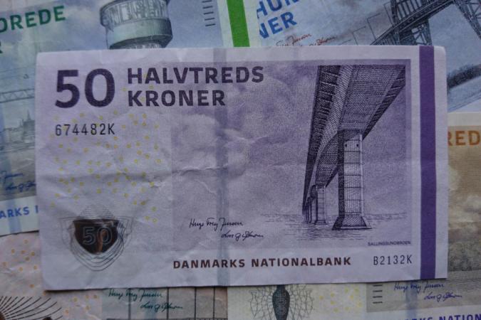 Парламент Данії ухвалив рішення про грошові виплати людям похилого віку та інші заходи на загальну суму 3,1 мільярда данських крон ($439 мільйонів) для пом'якшення впливу стрімкої інфляції та високих цін на енергоносії.