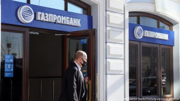 Россия платит своим солдатам за войну в Украине через один из крупнейших банков страны, который избегает западных санкций — Газпромбанк.
