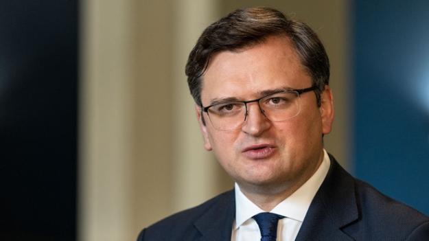 Міністр закордонних справ Дмитро Кулеба закликав західних партнерів запровадити санкції проти російського Газпромбанку і відключити його від SWIFT.