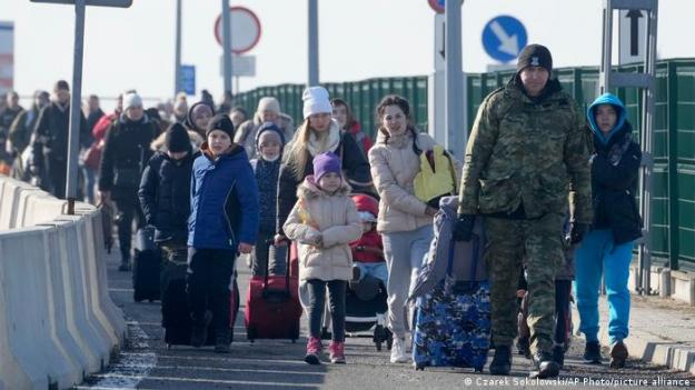 Значительная часть экономически активных украинцев, которые смогли трудоустроиться за границей, после окончания войны не планируют возвращаться домой.