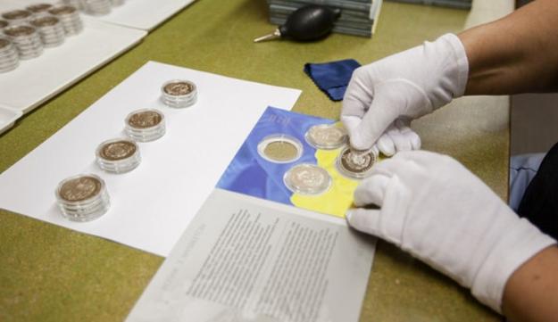 Нацбанк принял решение о пересмотре списка банков-дистрибьюторов и увеличении им размеров партий памятных монет Украины и сувенирной продукции для продажи в условиях военного положения.