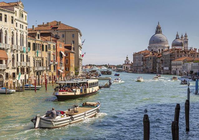 Власти итальянской Венеции решили взимать у туристов плату за вход в город.