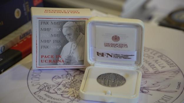 Монетный двор Ватикана выпустил памятную серебряную медаль, тема которой — «Мир в Украине».