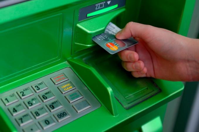 Приватбанк обмежить витрати за картками клієнтів, якщо при обороті 500 тисяч гривень на місяць вони не зможуть або відмовляться документально підтвердити свої доходи.