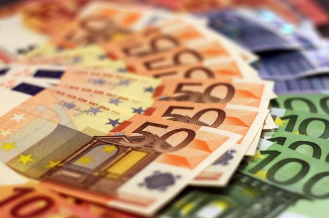 Котирування євро продовжують падати на ринку і в середу опустилися ще на майже 1% до 1,016 за долар після чого трохи зросли.