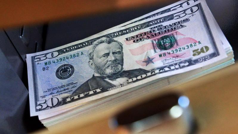Впервые за последние двенадцать месяцев белорусы купили валюты больше, чем продали.