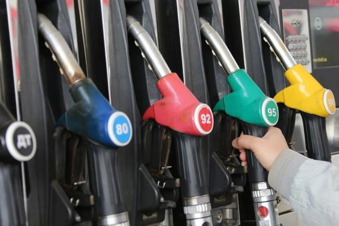 Аналитики Picodi.com изучили динамику цен на бензин в Европе и мире в I полугодии 2022 года и подсчитали, сколько литров бензина можно купить на среднестатистическую украинскую зарплату.
